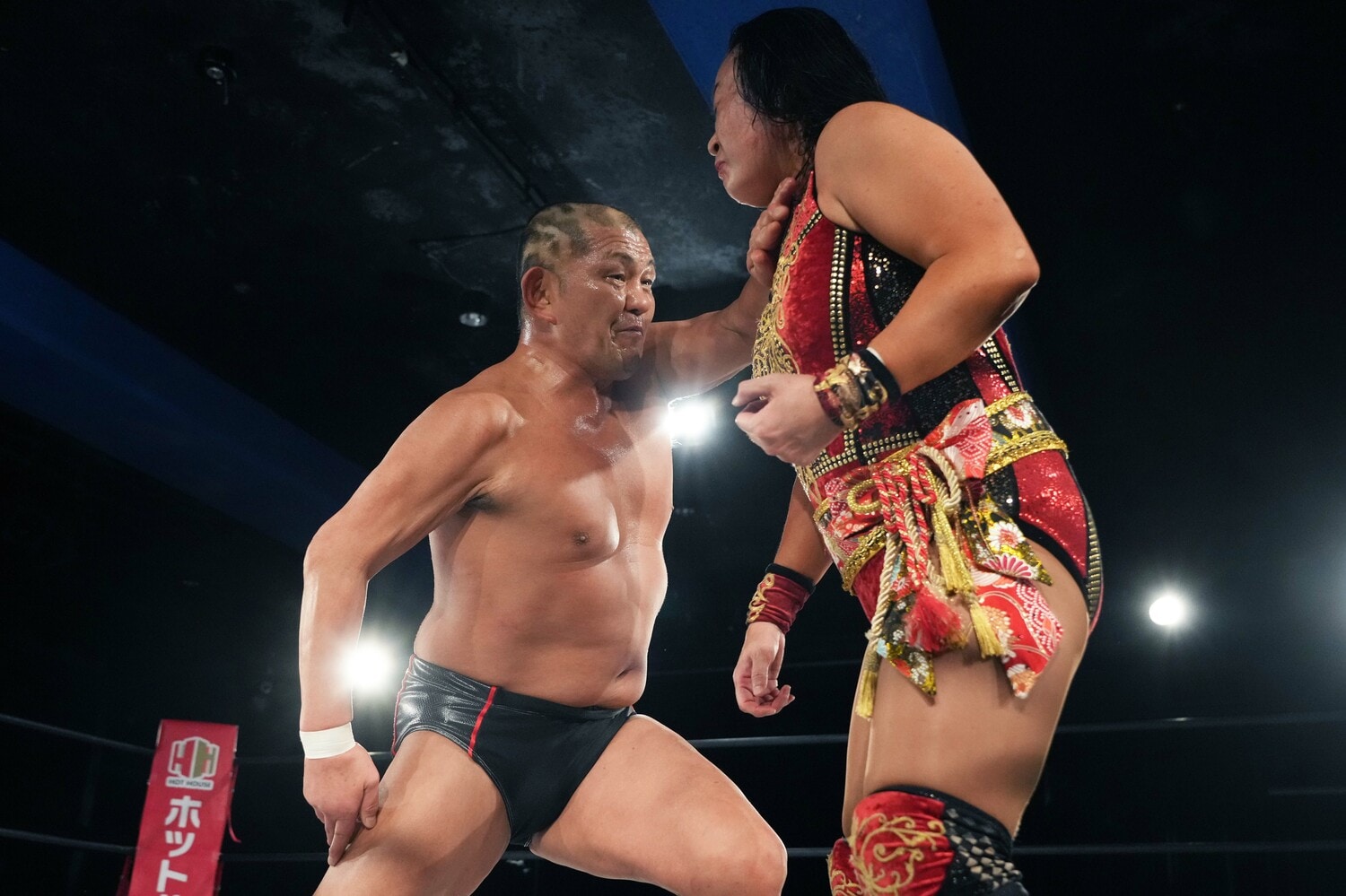 里村明衣子の喉元にチョップを打ち込む鈴木みのる　©Essei Hara