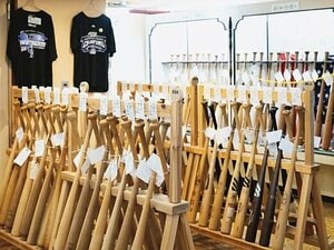［メーカーに直撃取材］匠の技か数値化か──バット製造最前線