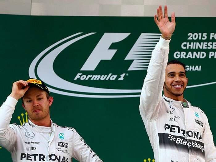 チーム内で王者を争うがゆえの内紛。ハミルトンがロズベルグに掛けた策。＜Number Web＞ photograph by Getty Images