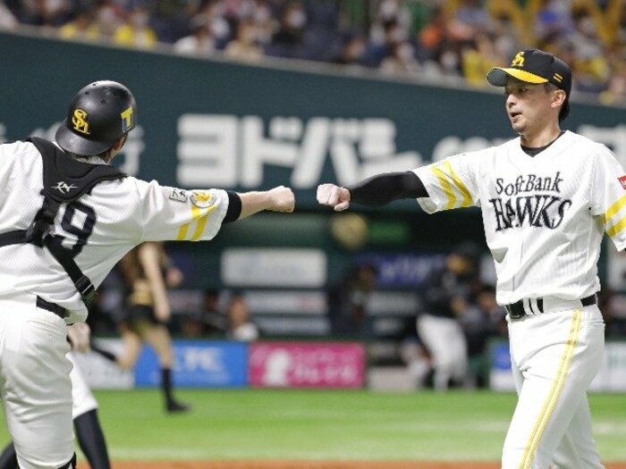 「ロッテに弱い」ソフトバンクの反撃　“アクシデント続き”東浜巨が急に勝ちまくっているワケ＜Number Web＞ photograph by KYODO