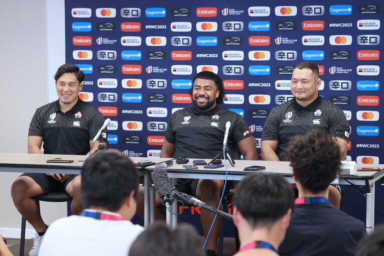 まだ出番がない（左から）堀越、ハラシリと共に会見に出席した垣永。イングランド戦で好調だったスクラムの裏には、相手を研究し、練習台になった彼らの功績も大きい　©︎JIJI PRESS