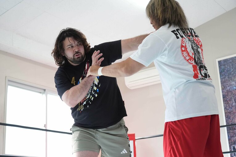 棚橋弘至と組み合うウルフアロン　©Essei Hara