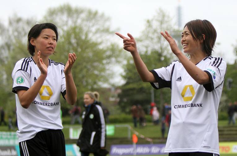 2013年、同じフランクフルトでプレーした熊谷紗希と安藤梢　©︎AFLO