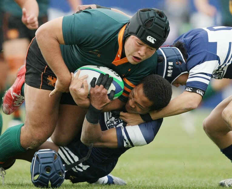 2009年度の花園で、桐蔭学園2年の松島幸太朗に突進してトライを奪う東福岡高のキャプテン・垣永真之介　©︎JIJI PRESS