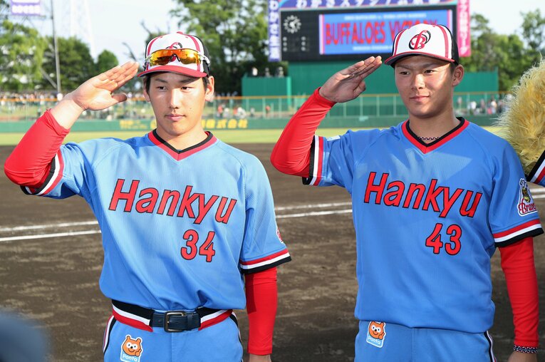 当時プロ2年目、19歳の山本由伸。現レッドソックスの吉田正尚と　©︎JIJI PRESS