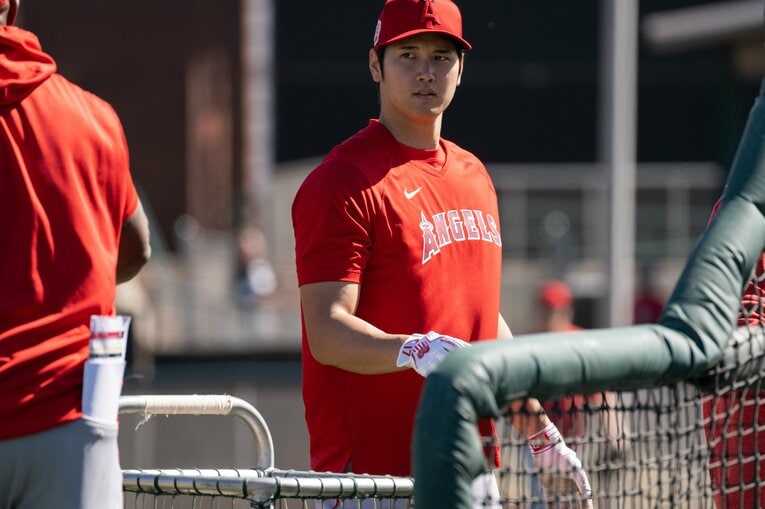 シャツ越しでも筋肉の大きさがよくわかる　©Nanae Suzuki