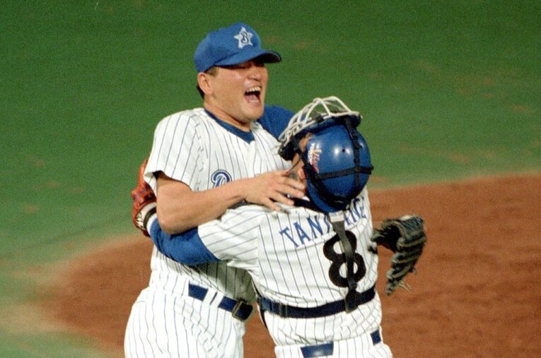 38年ぶりのリーグ優勝、そして日本一に輝いた1998年のベイスターズ。捕手・谷繁元信と歓喜する佐々木主浩だったが、人知れず重圧と闘っていた ／ photograph by Sankei Shimbun