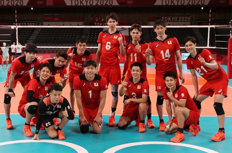 東京五輪で共闘した清水邦広（1番）と藤井直伸（3番）。2019年の代表合宿で意気投合した2人は“サウナ友”でもあった ／ photograph by Getty Images