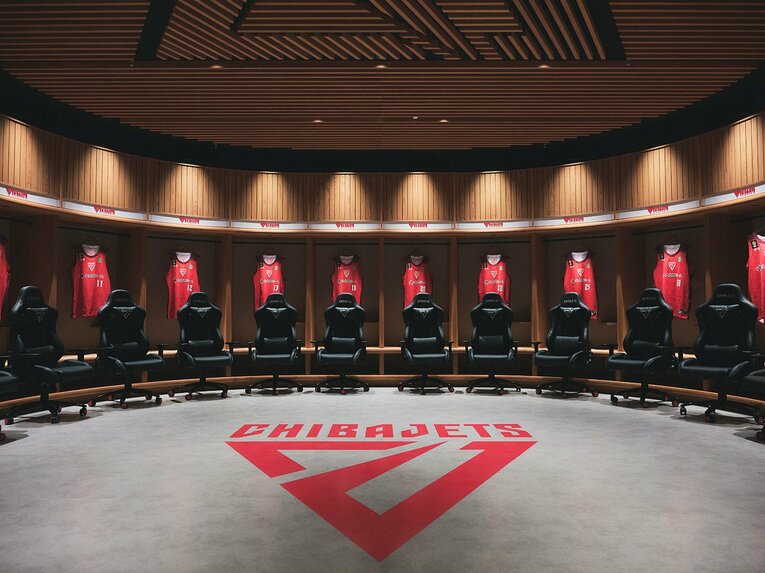 天井と床にチームロゴがデザインされたロッカールーム