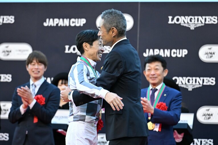 表彰式でプレゼンターのイチローとハグする武豊　©Keiji Ishikawa