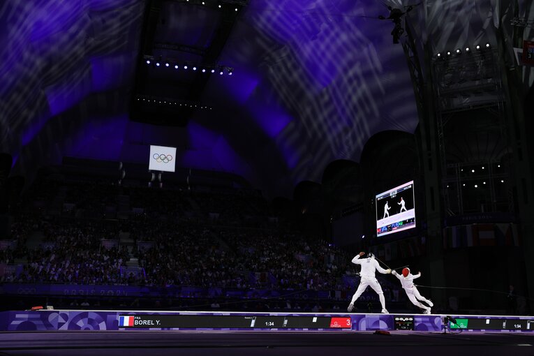 フェンシング会場のグラン・パレ。地元のボレルに凄まじい声援が送られた　©JMPA