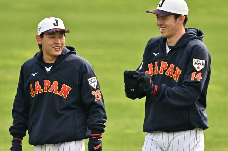 侍ジャパン宮崎キャンプにてともに練習する宮城大弥と佐々木朗希　©Hideki Sugiyama