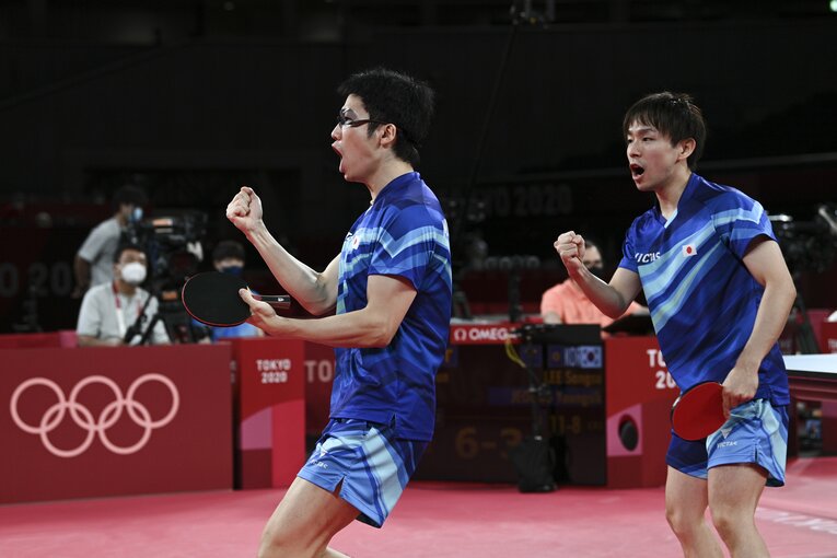 ダブルスでは同じサウスポーの丹羽（右）とコンビを組んだ　©JMPA