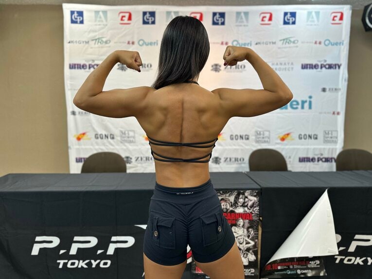 背筋のカットも際立っている