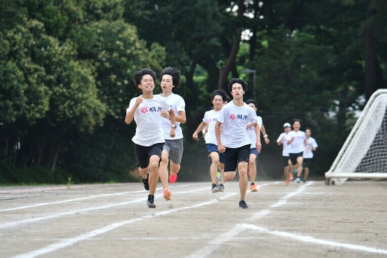 トレーニングに励む現在の桐朋中高陸上部のメンバーたち　©Hideki Sugiyama