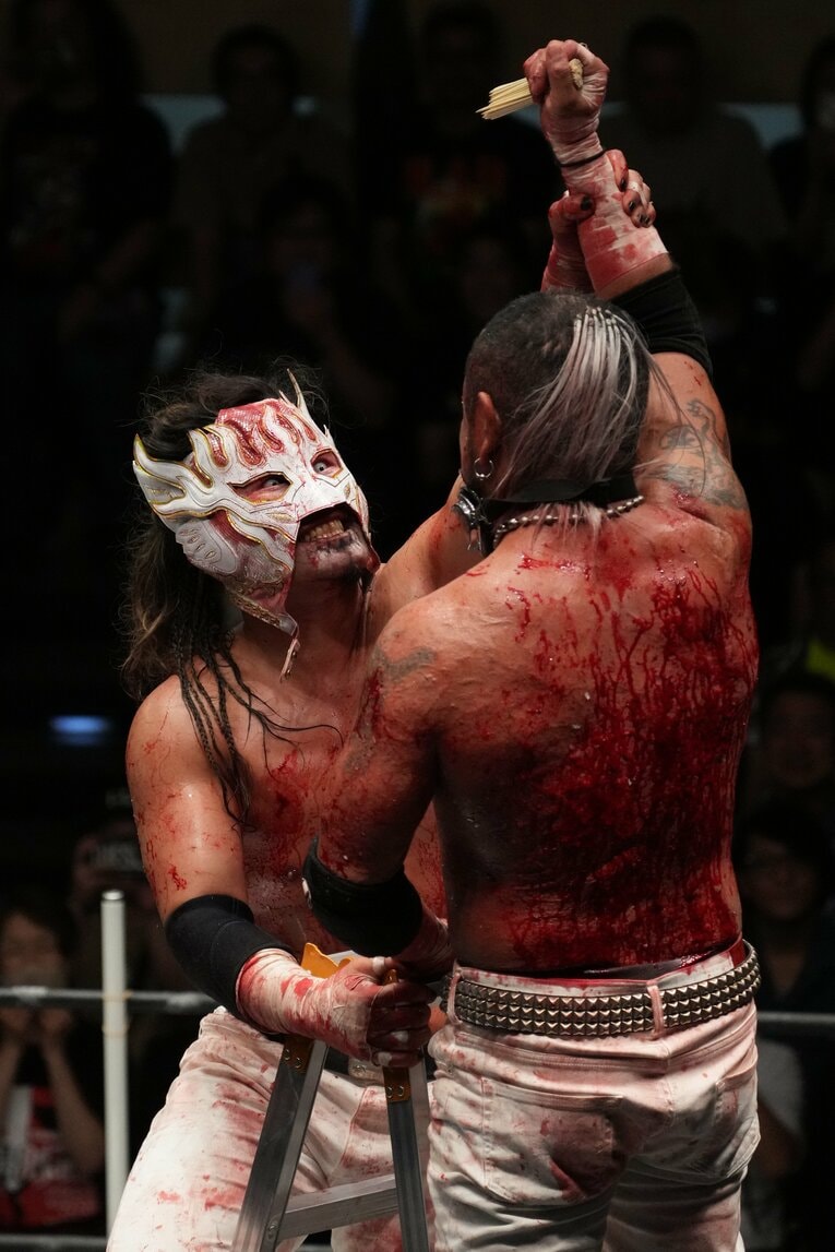 ラダー上で竹串を突き刺そうとする葛西純　©Masashi Hara