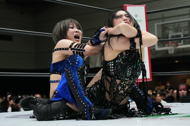 上谷沙弥を拷問技で攻める安納サオリ　©Essei Hara