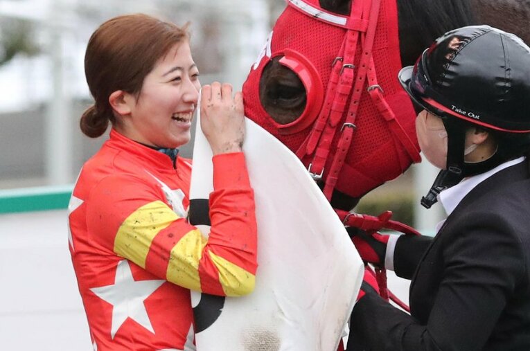史上初のJRA女性騎手そろい踏みとなった、1月15日の小倉12Rにて、ヒノクニとともに勝利を飾った今村聖奈（19歳） ／ photograph by Sankei Shinbun