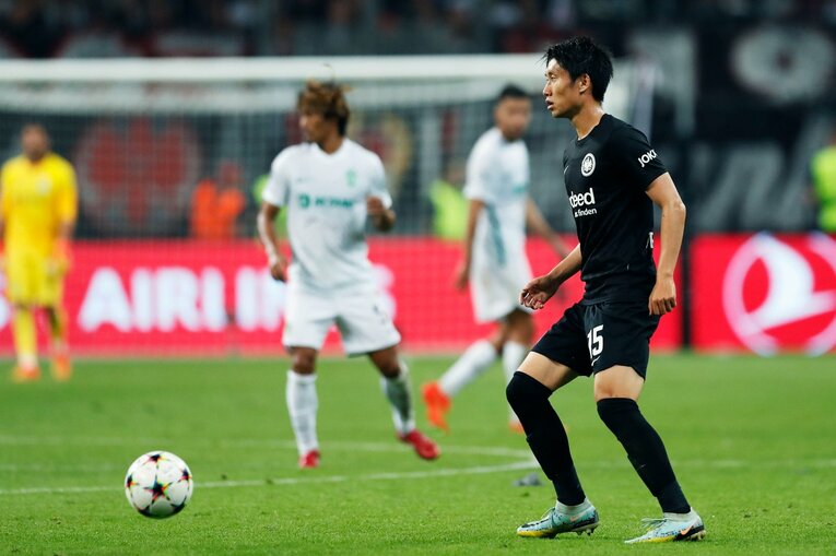 「“鎌田大地と守田英正が一緒に写った1枚”を狙いたいけど…」「長谷部誠はすでにコーチのように」CL日本人対決と“美しい夕焼け”撮影ウラ話(31)