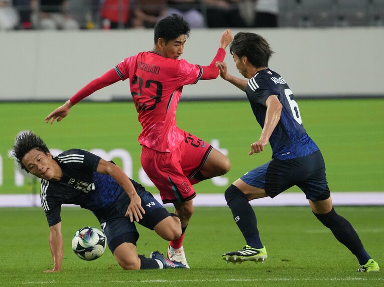 韓国のソ・ミヌを包囲する稲垣祥（左）と川辺駿　©Masashi Hara/Getty Images