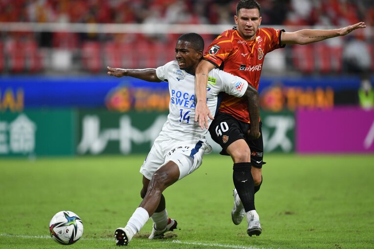 クルゼイロECから2月に加入したカカは、5月ごろにレギュラーに定着。徳島の最終ラインを支えた