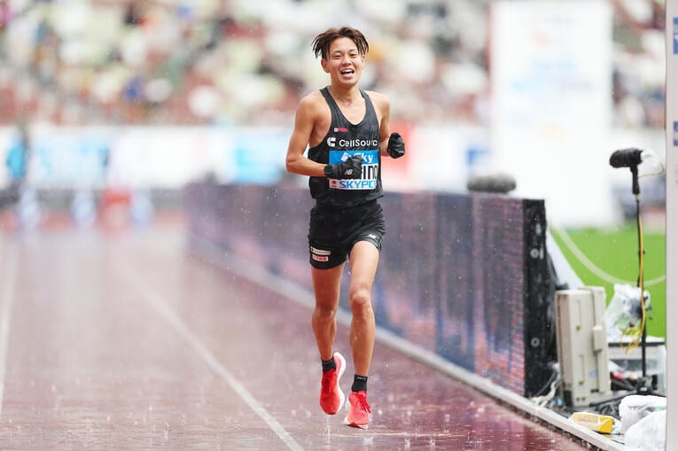 2023年のMGC。決して好タイムというわけではなかったが、神野は笑顔でゴール　©AFLO