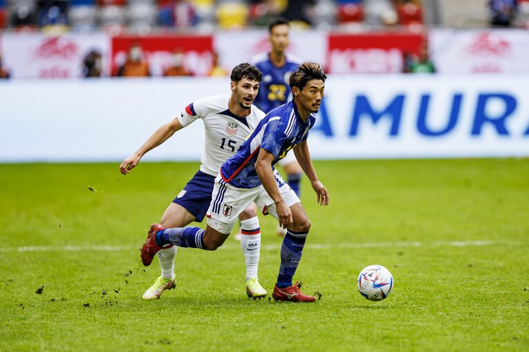 守田は攻守両面で効いていた　©Kiichi Matsumoto