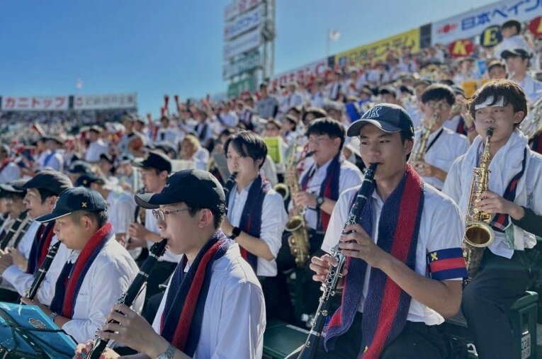 慶応の大応援…「なぜあれほど声が揃うのか？」吹奏楽部とチア、応援指導部をまとめる総合コーチに聞いた ／ photograph by Yukiko Umetsu