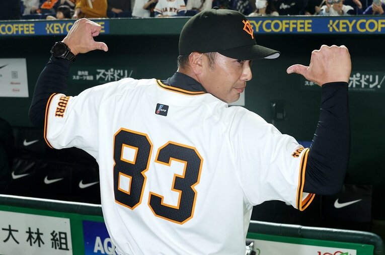 11月23日、巨人のファン感謝イベントでユニフォーム姿を披露した阿部慎之助監督 ／ photograph by JIJI PRESS