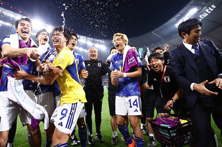 スペイン戦後、喜びをあらわにする日本代表イレブン ／ photograph by JFA/AFLO
