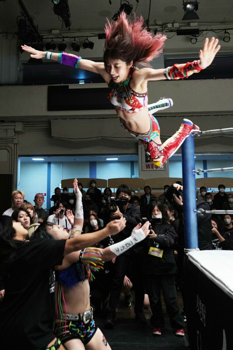 星来芽依にプランチャを浴びせる向後桃　©Essei Hara