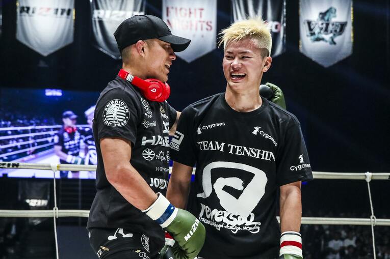 2018年9月30日、『RIZIN.13』で対戦した堀口恭司と笑顔で言葉を交わす那須川天心　©RIZIN FF Susumu Nagao