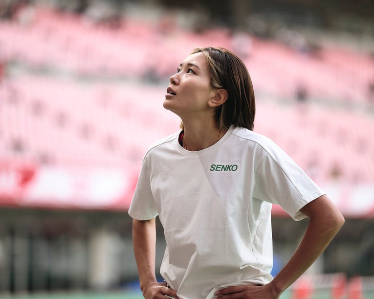 日本選手権ではスタンドの飛騨コーチとやりとりするシーンも　©Yuki Suenaga