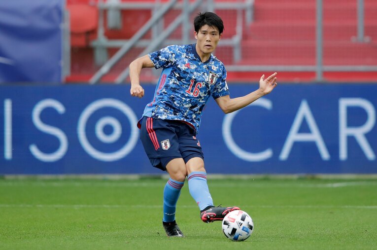 準備とステップワークの速さで相手を封じ込めた冨安　©︎Getty Images