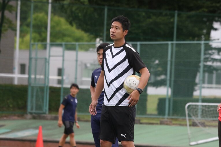 後輩たちの指導にあたる平山コーチ（2022年撮影）　©︎Takahito Ando