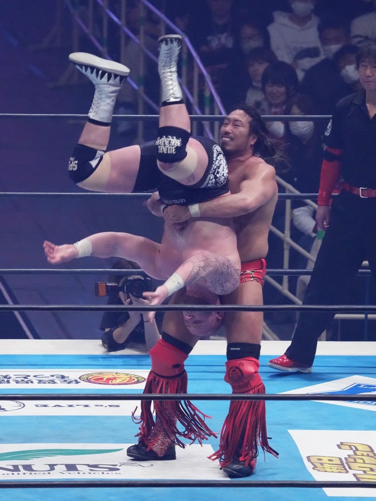 パワーボムでゲイブ・キッドを持ち上げる辻陽太　©Essei Hara