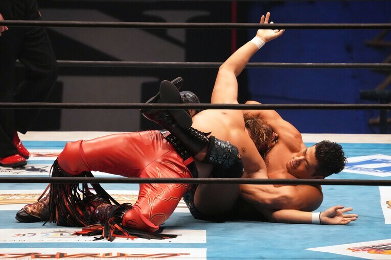 Skull Endで辻陽太を攻めるSANADA