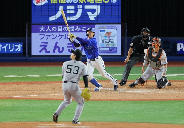 シーズン序盤は目覚ましい活躍を見せた度会。4月には満塁ホームランも記録　　©JIJI PRESS