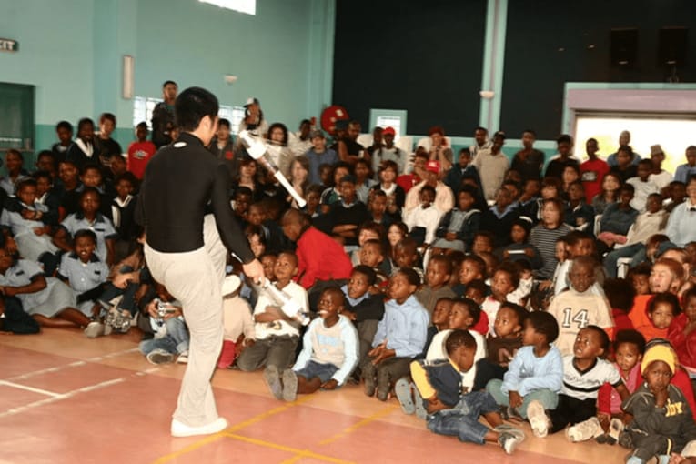 「体育館裏、彫刻刀で左腕を…」マイケルや金正恩に技を披露した大道芸人が壮絶イジメ体験を中高生に伝える理由《中3で渡米、17歳でW杯》(2)