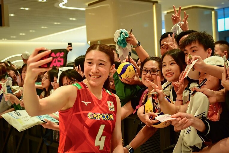 マカオのファンに囲まれる石川真佑　©︎Volleyball World