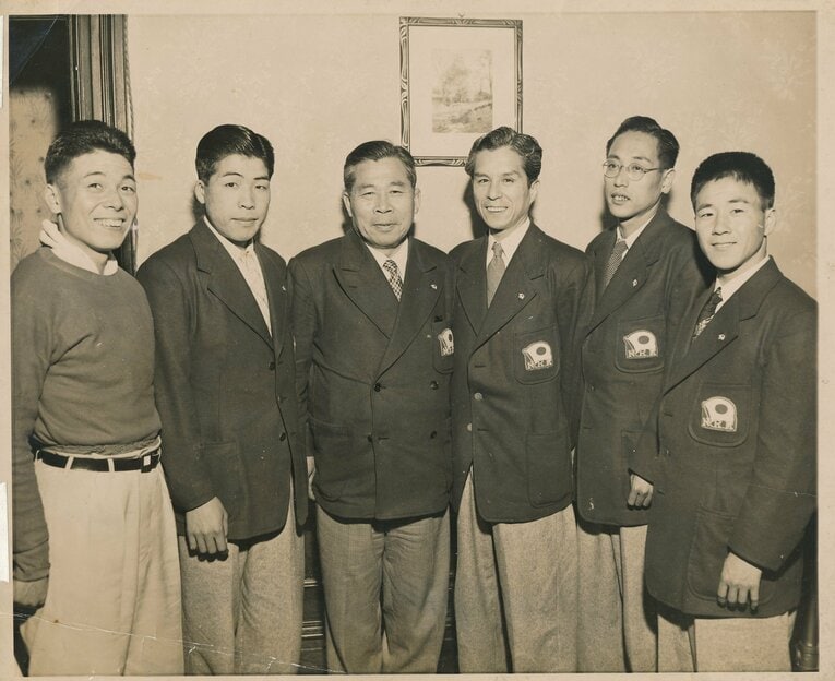 ボストンマラソンの日本選手団。左から3人目が監督の岡部平太、左端が優勝した田中茂樹（本人提供）