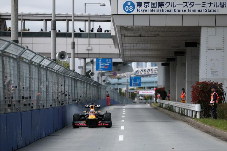角田とレッドブルが東京・お台場で派手にデモランした『Red Bull Showrun x Powered by Honda』の模様　©Getty Images / Red Bull Content Pool