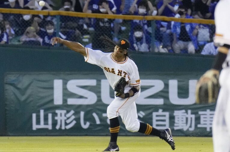 6月28日の中日戦で来日後初の「捕殺」を記録したウォーカー。1試合で2度というおまけつきだった　©KYODO