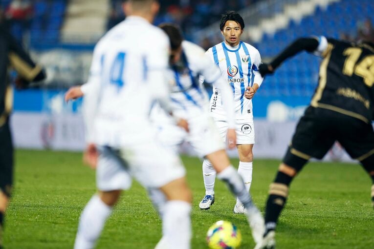 「W杯出番なし」からのリスタート…柴崎岳は今、スペイン2部でどうなっている？“思いを内に秘めたはず”30歳の今を撮った(29)