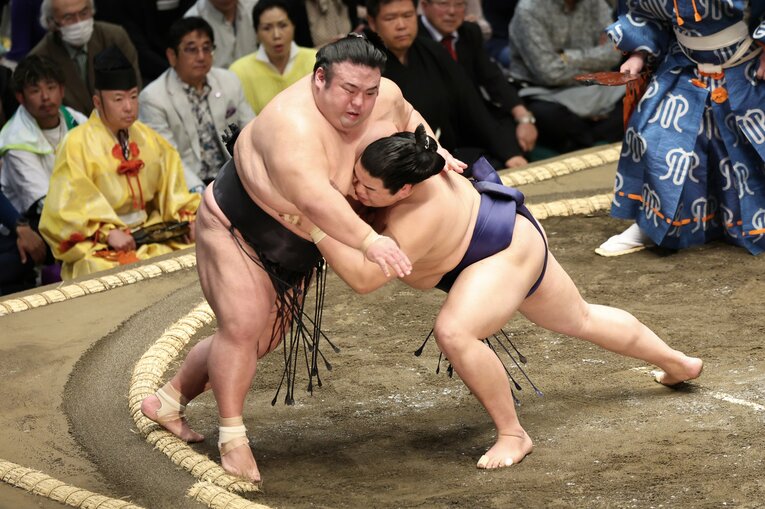 同じく初日、大関貴景勝は平戸海に押し出しで敗れた。やはり翌日から休場　©JIJI PRESS