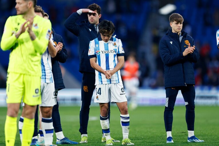 久保建英は「悔しさのあまり顔を」「痛みにピッチに拳を叩きつけ…」カメラマンが見たアジア杯後のソシエダ連戦、リアルな表情〈CLも奮闘〉(14)