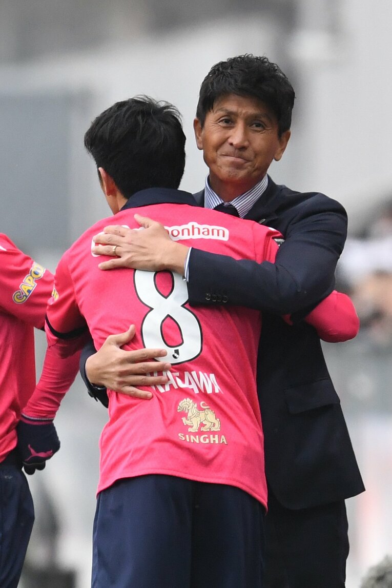 小菊昭雄と抱擁してピッチに送り出される香川真司