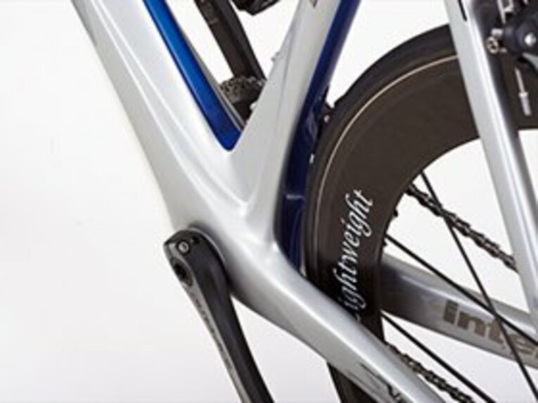 プレスフィットBBを採用することで、各チューブの口径をアップ。フレームの剛性が格段に上がった。さらにチェーンステーと一体化したことも、剛性の効果を高めている。 