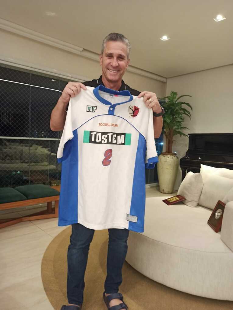 現役時代の鹿島ユニを手に　©Hiroaki Sawada