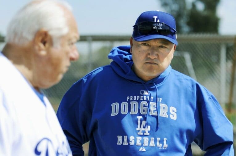 2009年3月、ドジャース傘下のマイナーキャンプで指導にあたる山下大輔氏。ドジャースとの縁はその後も続いている ／ photograph by KYODO